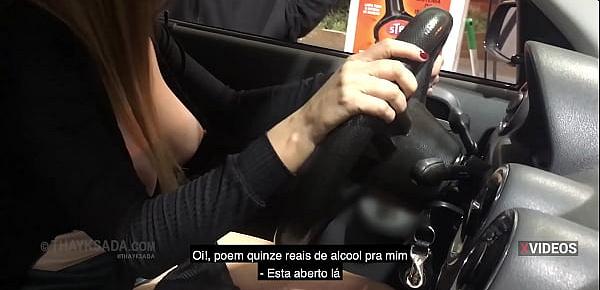  Thay Ksada exibindo os peitos no posto de gasolina